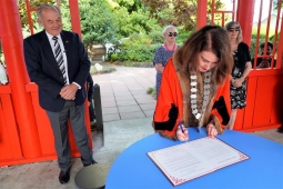 Guilin Hastings Mayor signing